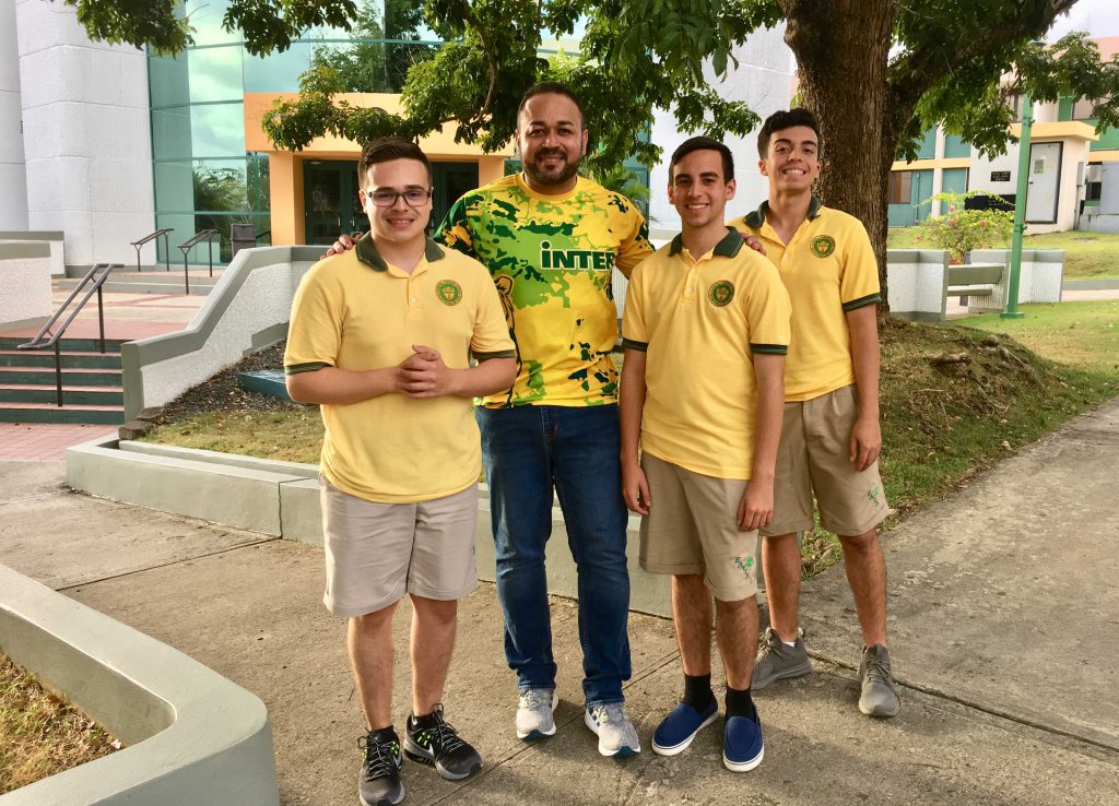 Colaboración de vídeo con estudiantes de la clase de empresarismo de la escuela Antolina Vélez