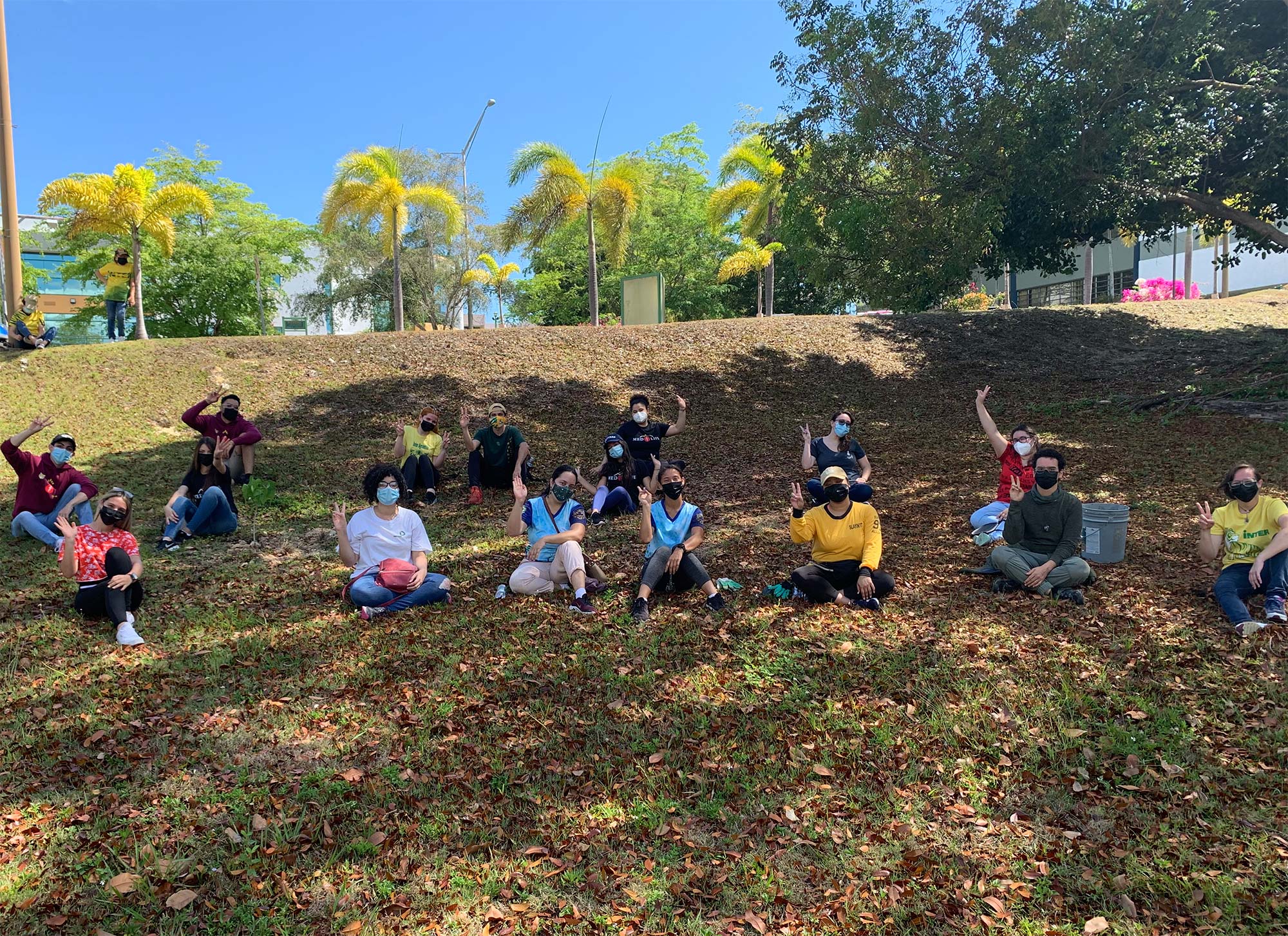 Estudiantes compartiendo en Actividad al aire libre. Siembra de árboles.